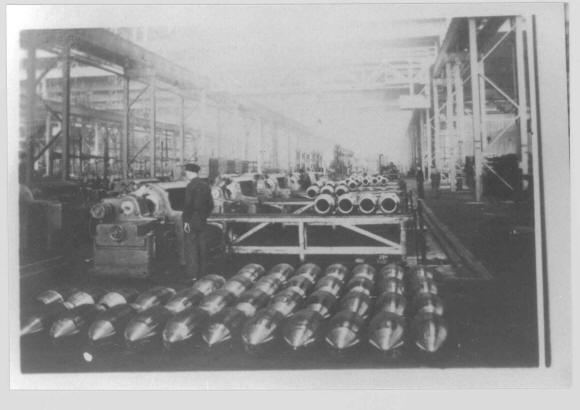 Innenaufnahme Granatenproduktion. Foto: KZ-Gedenksttte Neuengamme, 1944/45.